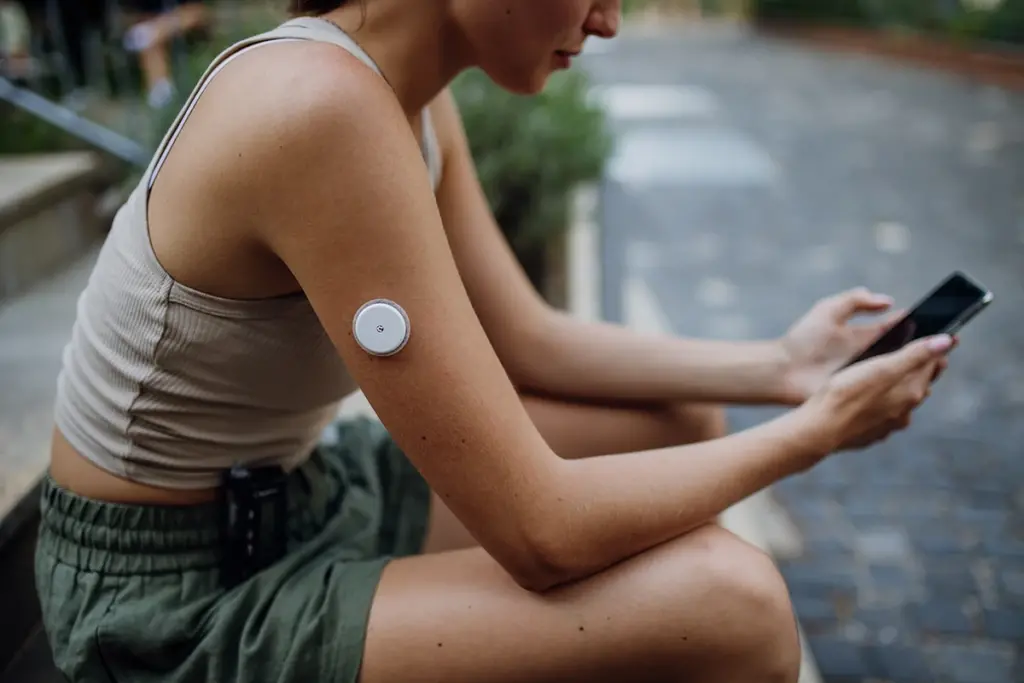 woman with diabetic monitor